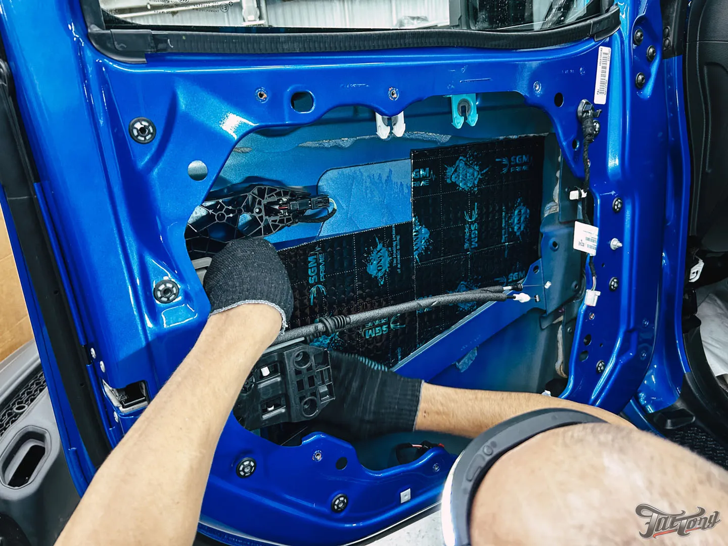 Прокачали Jeep Wrangler Rubicon, часть 1: комплексная шумоизоляция, новая акустическая система, перетяжка элементов в кожу. Процессы